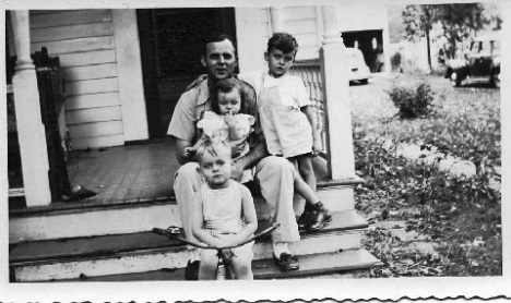 21 - Mayo Wright and his children (1944)